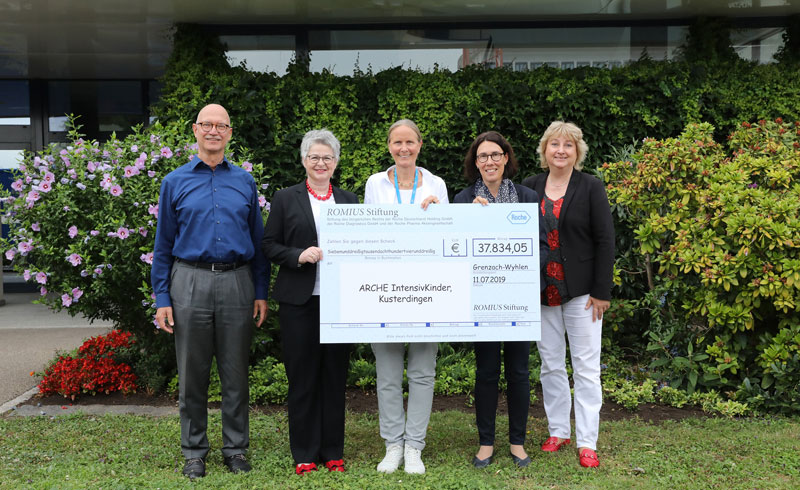 Große Freude bei der Spendenscheckübergabe (v.l.): Cord Jensen, Claudia Böckstiegel, Claudia Eizenberger (ARCHE IntensivKinder), Dagmar Baake und Beatrixe Linder.